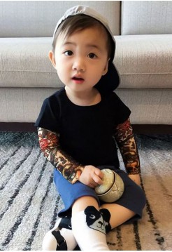 Детская черная футболка с tattoo рукавами 